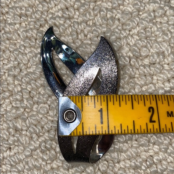 Sarah Coventry Satin Flame Brooch Pin 60s Dimensional Smooth and Textured - Picture 8 of 12